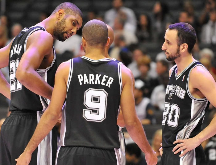 秀西班牙语，弗里克和记者开玩笑：搞什么，你们这些混蛋？（弗里克秀西班牙语与记者打趣：你们这是搞什么，伙计们？）