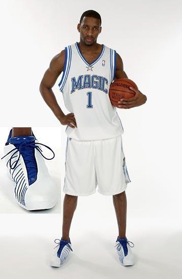 爱德华兹：杰伦·布朗进球后嘲笑我太矮小，这彻底激发了我（爱德华兹：杰伦·布朗进球后讥讽我身高，完全点燃了我的斗志）