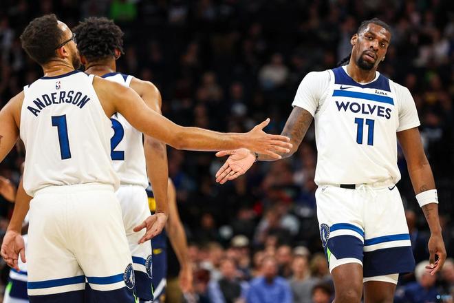 队内得分最高！吉迪半场7中5，得到12分4篮板2助攻（吉迪半场7投5中砍12分4篮板2助攻，队内得分第一）