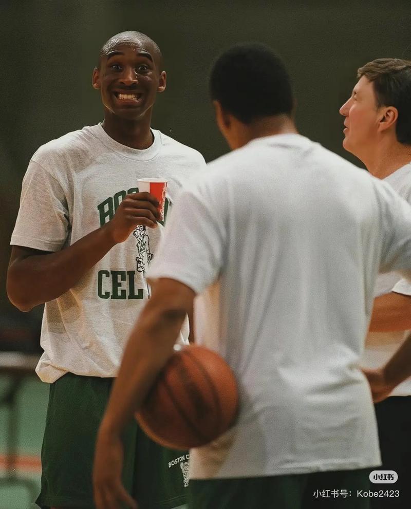 🎮DK 1-0 T1：双C灌满伤害全局大优，DK首局先下一城（🎮DK 1-0 T1：双核输出拉满掌控全图，先拔头筹赢下首局）