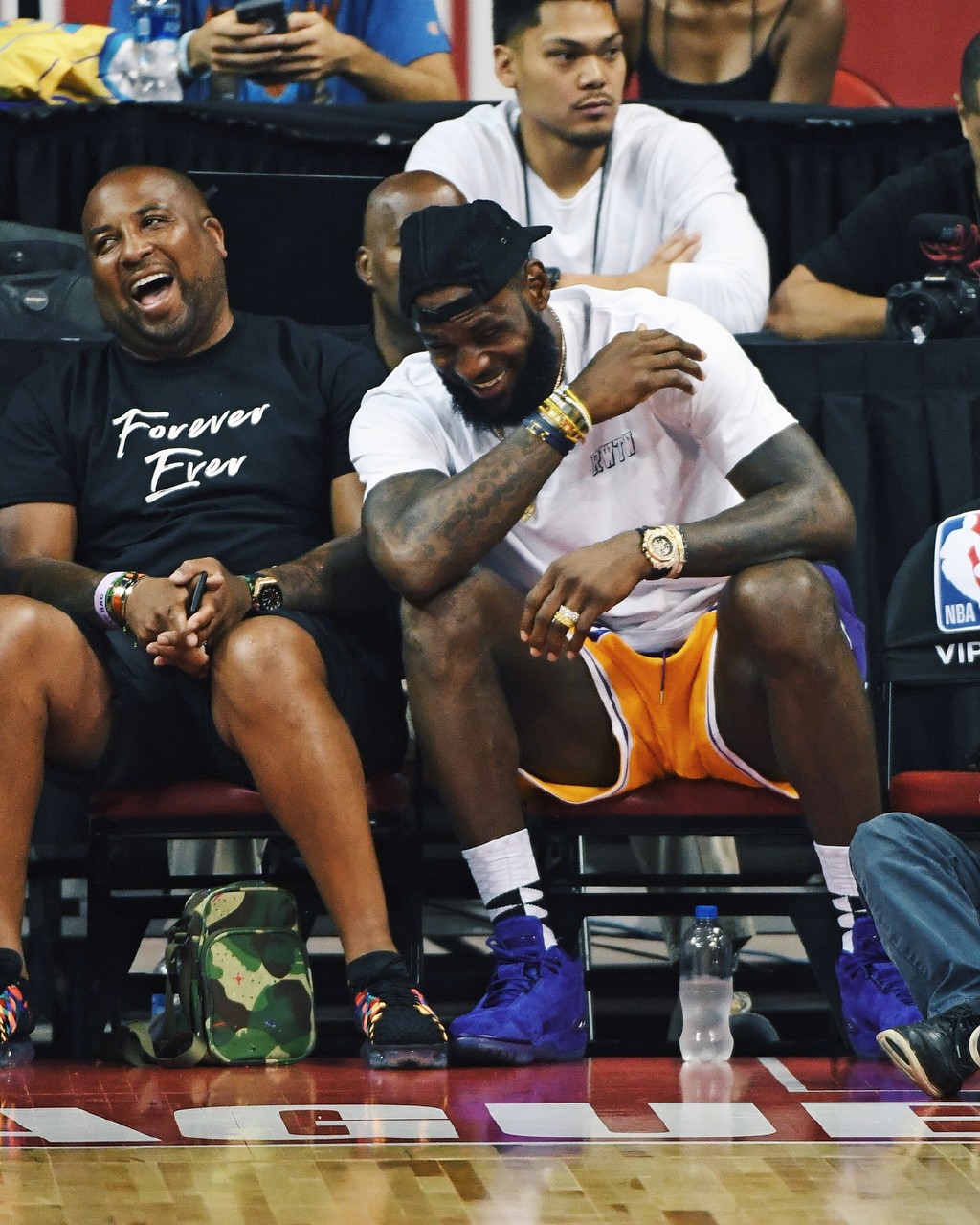 FIFA女足最新排名：中国女足下降一位至世界第17，亚洲第四（FIFA女足排名更新：中国队下滑至世界第17位，位列亚洲第4）