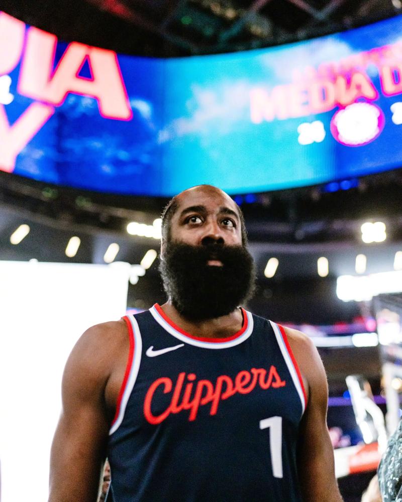 点球判罚引发争议 VAR 成为焦点（争议点球引热议，VAR站上风口浪尖）