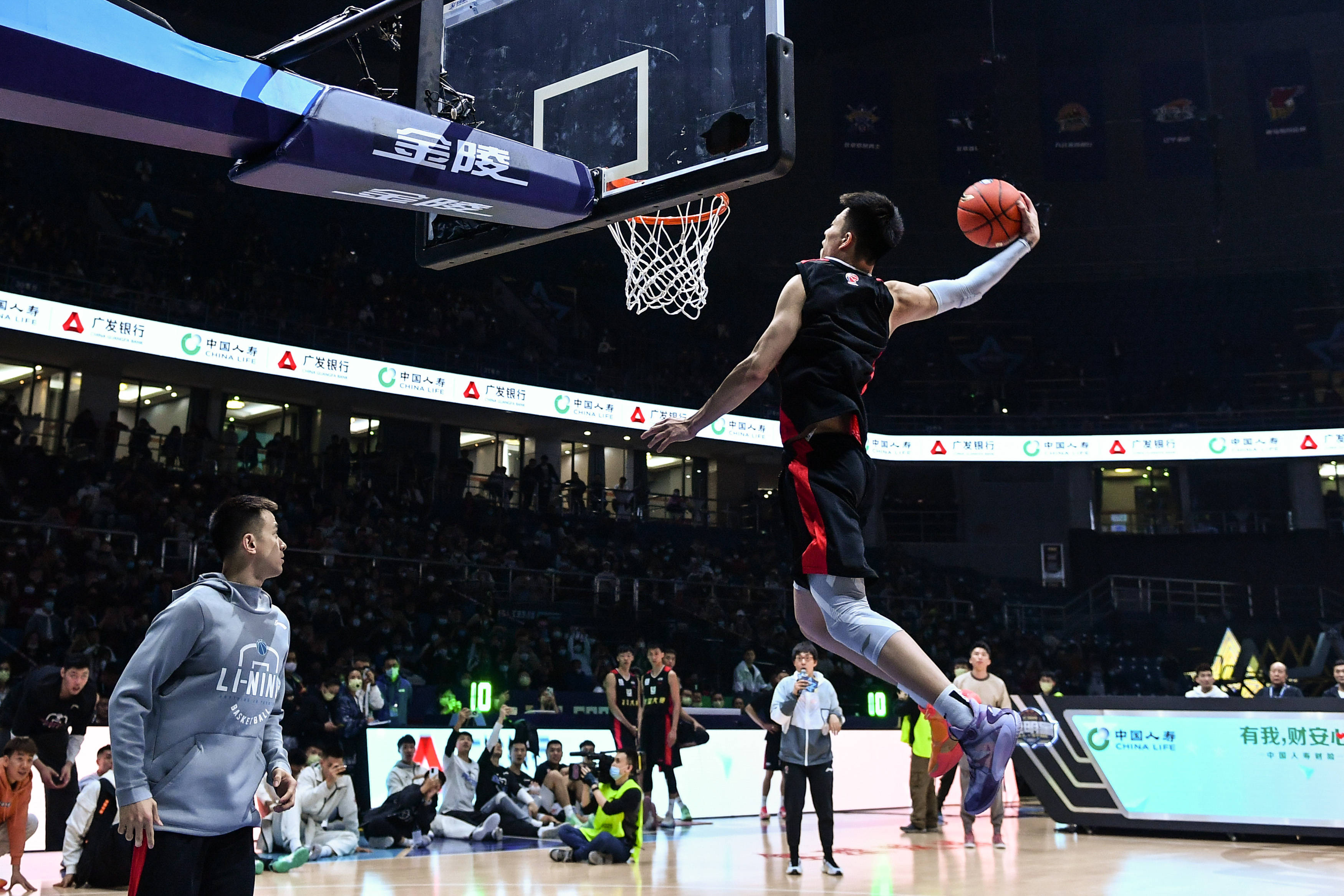 铜梁龙李镇全谈冲超：有这么多人支持我们，为什么不能冲超？（李镇全：有这么多人支持，铜梁龙为何不能冲超？）